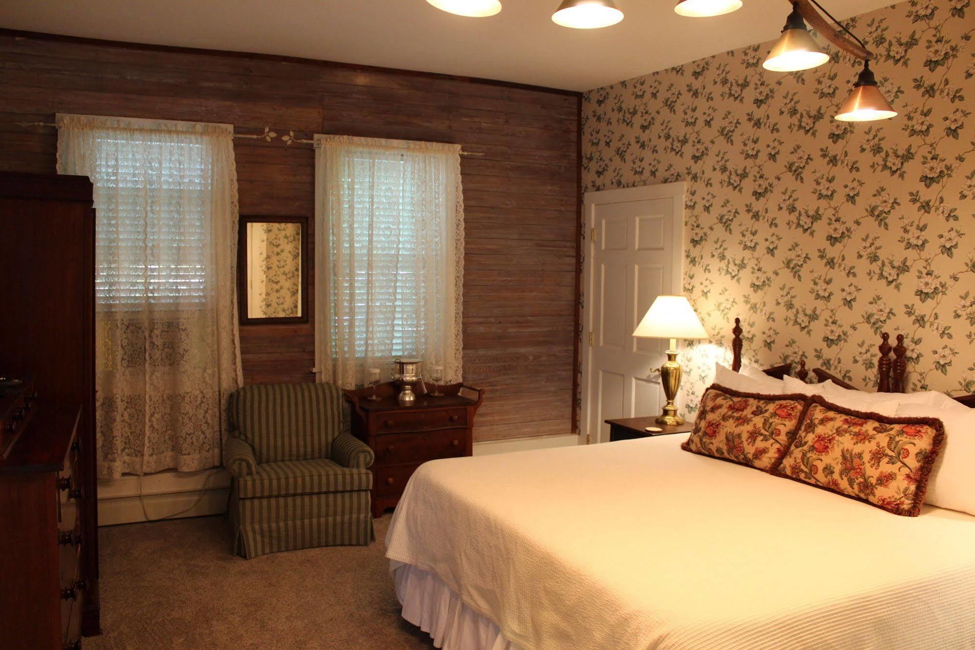 Heart Of The Village Bed & Breakfast In Shelburne Vt Exterior foto